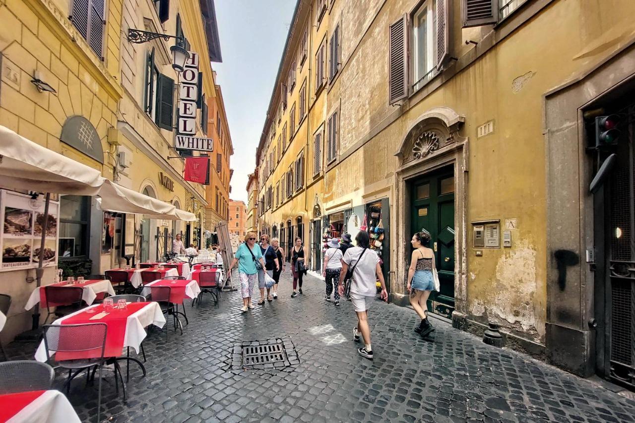 Ych-Butterfly Flat Close Trevi Fountain Rome Exterior photo